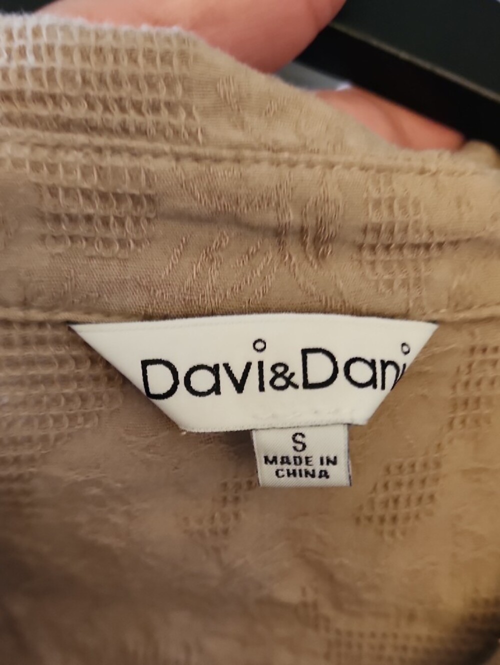 Davi & Dani Tan Crinkle Jacquard Oversized Button-Down Blouse Small - Picture 6 of 10